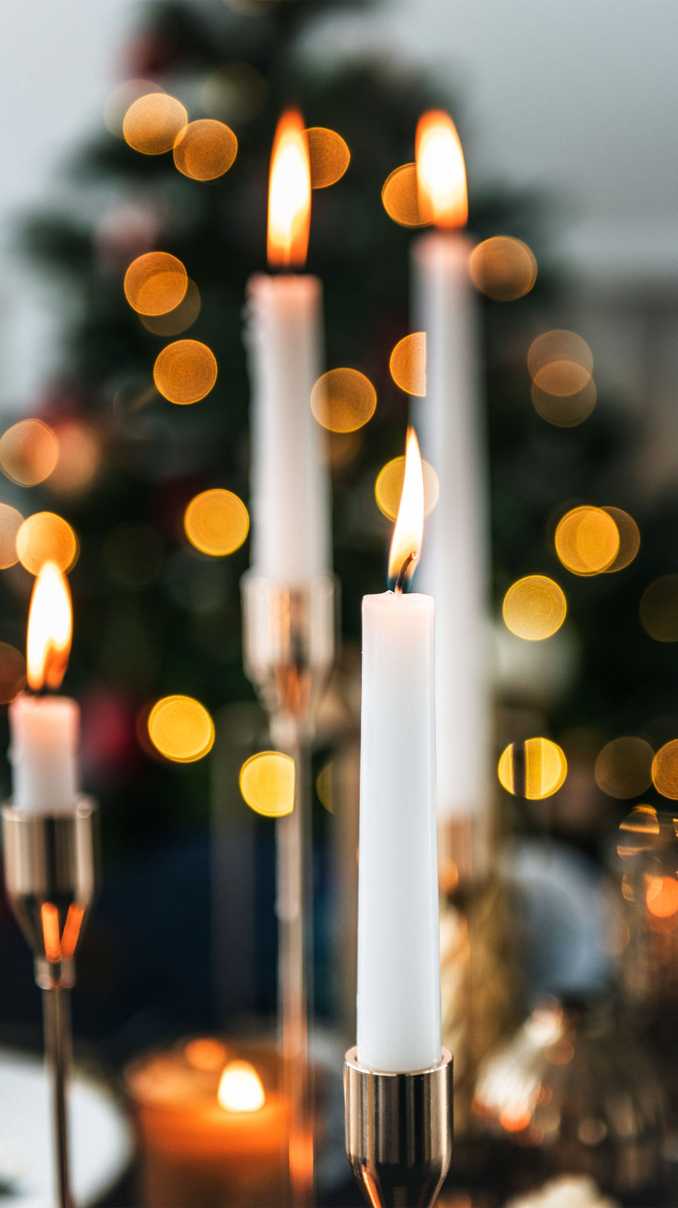 Weihnachtstisch mit Kerzen